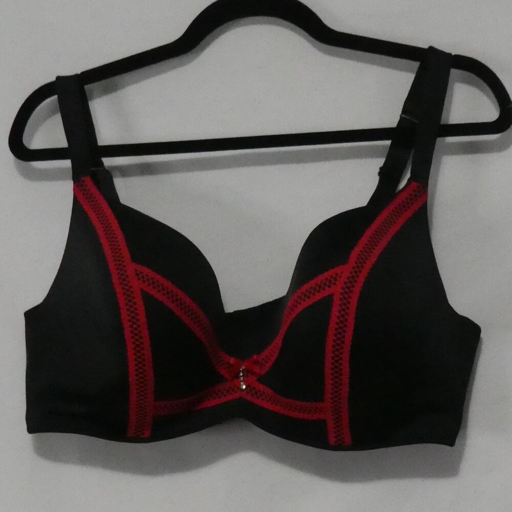 DEESSE LINGERIE | 40 DDD | Black Underwire Bra With Red Lace Accents